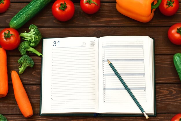 Диета, овощное изображение и план меню диеты в блокноте