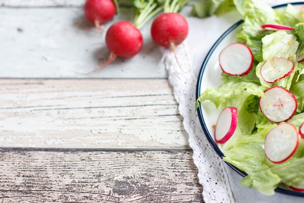 Cibo dietetico per il fitness insalata di ravanello, lattuga e rucola