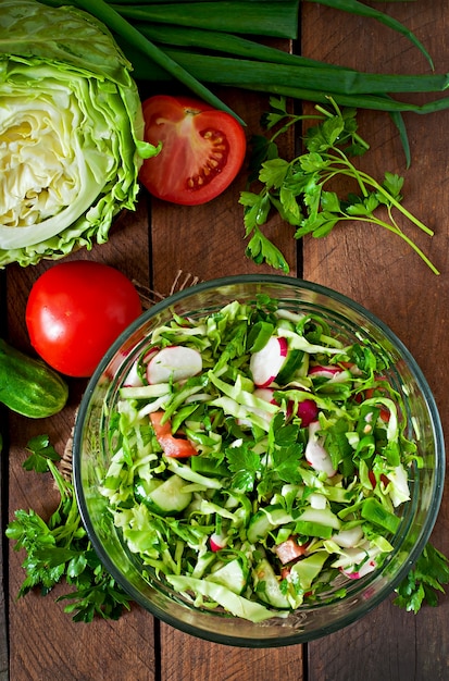 Foto insalata sana dietetica di ortaggi freschi in una ciotola di vetro