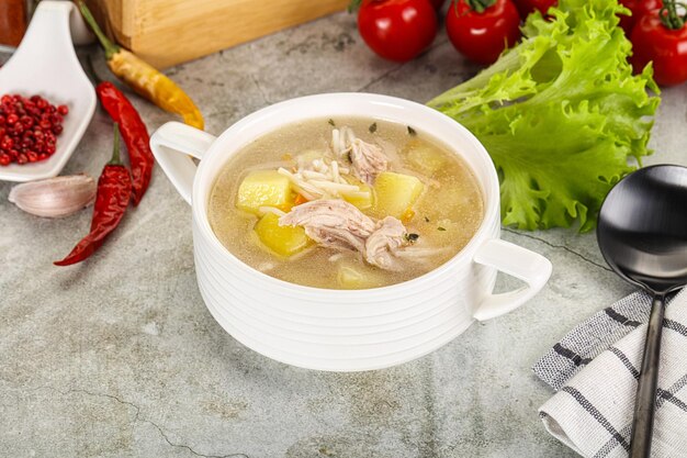 Foto zuppa di pollo dietetica casalinga con verdure