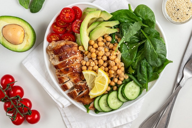 Photo dietary salad with chicken avocado cucumber tomato and spinach