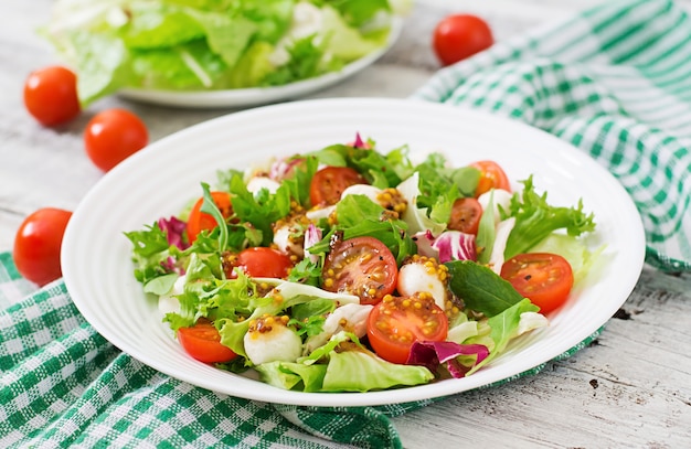 Insalata dietetica con pomodori, mozzarella e salsa di senape al miele