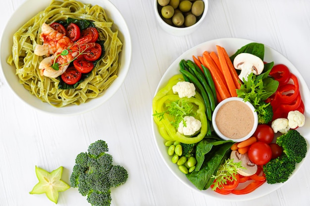 Foto insalate dietetiche a base di verdure fresche, frutti di mare e carne di pollo bianca