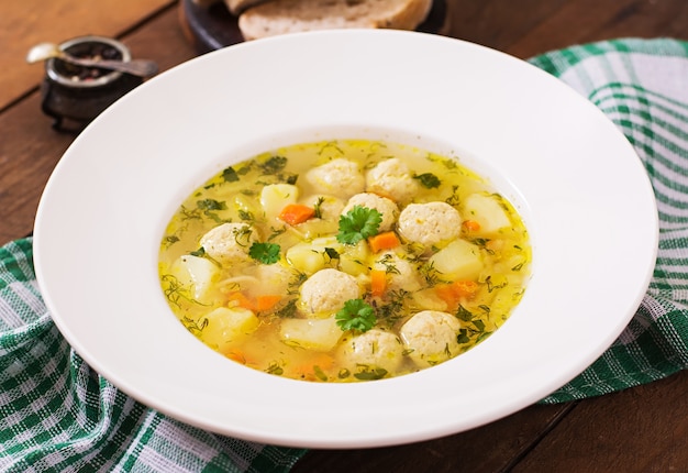 Zuppa di dieta con polpette di pollo e gambi di sedano