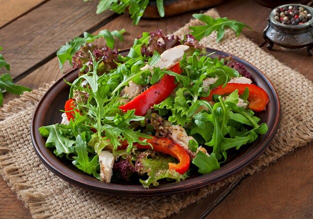 Diëtetische salade met kippenarugula en zoete rode peper