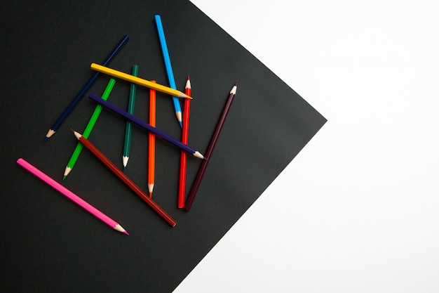 The difference between black and white color pencils