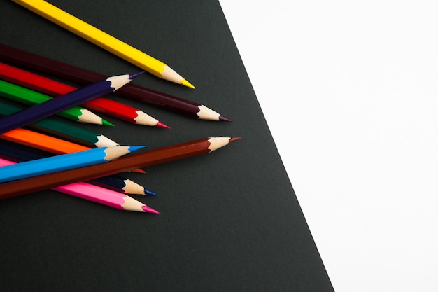 The difference between black and white color pencils