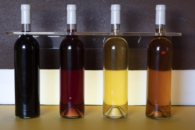 Foto diverse bottiglie di vino delle azzorre rosso, rosa, arancione, bianco