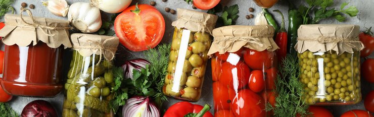 Фотография различные консервы и ингредиенты на сером столе