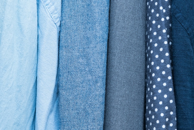 Различные текстуры одежды из тонкой ткани рубашки в ателье.