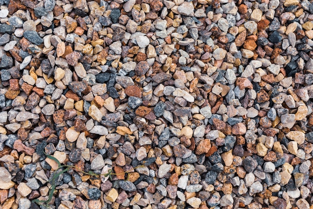 Photo different colored rocks and pebbles on a beach