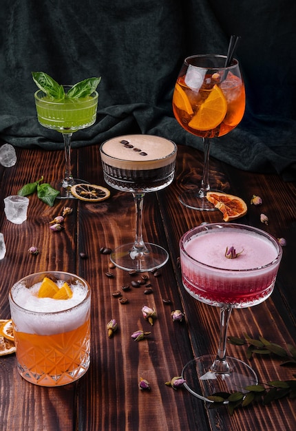 Photo different colorful exotic alcoholic cocktails on wood