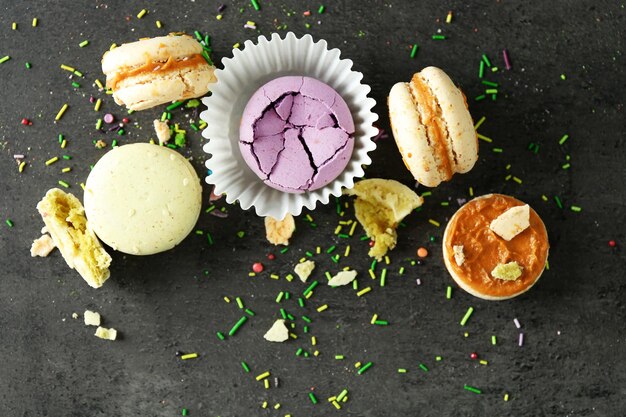 Photo different colorful macaroons on gray background