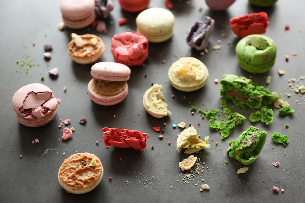 Photo different colorful macaroons on gray background