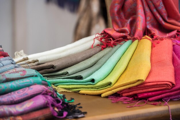 さまざまな色の絹の布のスカーフ
