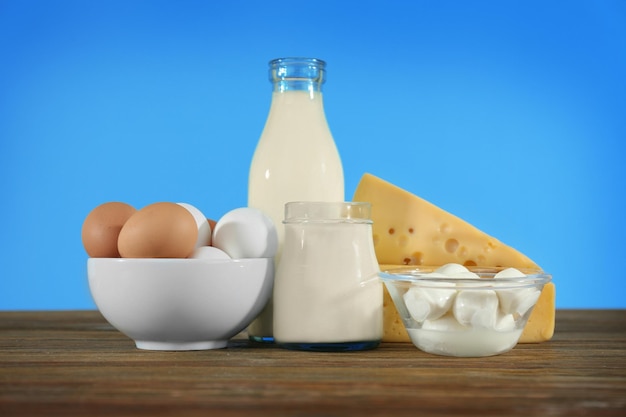 Различные молочные продукты на деревянном столе