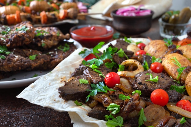 Foto diversi piatti di kebab di fegato