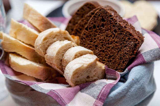 На праздничном столе разные блюда и закуски.