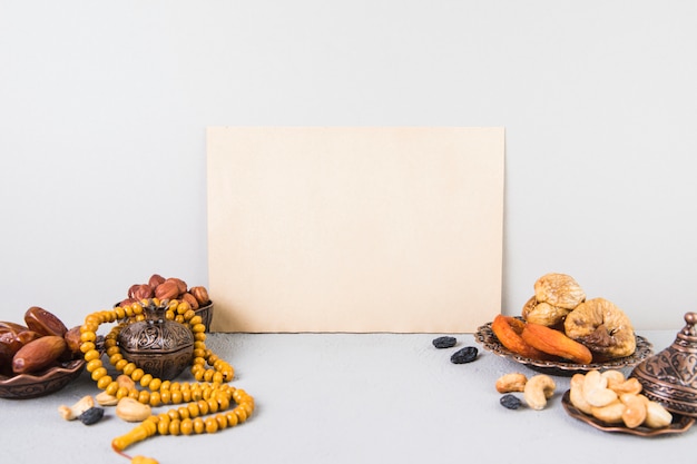 Фото Различные сухофрукты с орехами и бумагой