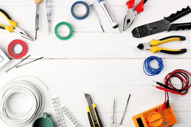 Foto diversi strumenti elettrici sulla tavola di legno