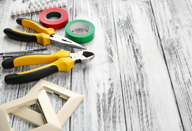 Diversi utensili elettrici su tavolo di legno