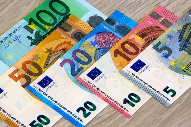 Euro banconote differenti dei soldi su fondo di legno