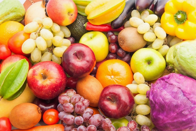 Различные свежие фрукты и овощи для здорового питания и диеты