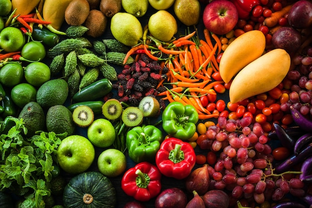 Фото Различные свежие фрукты и овощи, органические для питания здоровых и диетических