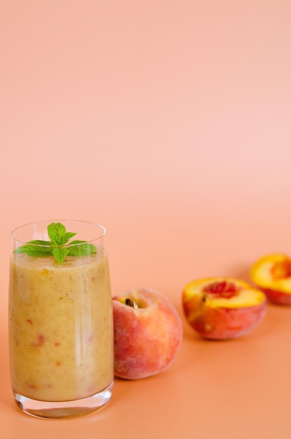 복숭아, 바나나, 딸기로 만든 유리잔에 다양한 신선한 건강 스무디가 들어 있습니다. 음료수