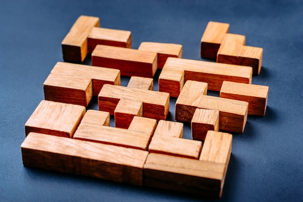 Фото Различные геометрические фигуры деревянные блоки на темном фоне.