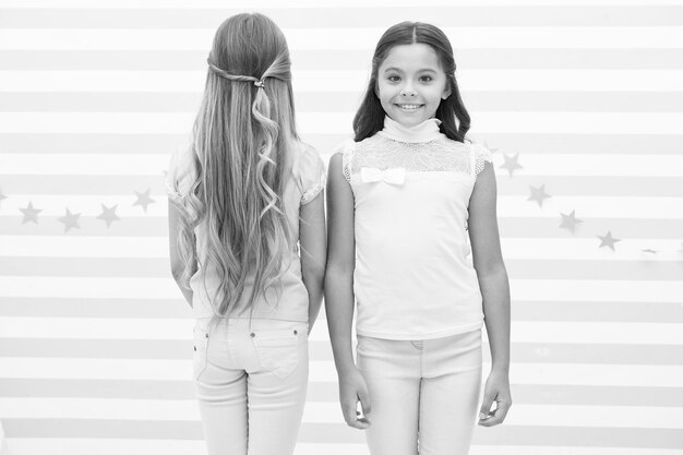 Foto i diversi tipi di capelli adorabili ragazze con lunghi capelli sciolti nella stanza dei bambini carini bambini piccoli con capelli biondi e castani piccoli modelli di capelli con un look alla moda