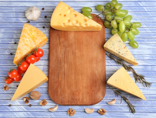 木製のテーブルに別のイタリアのチーズ