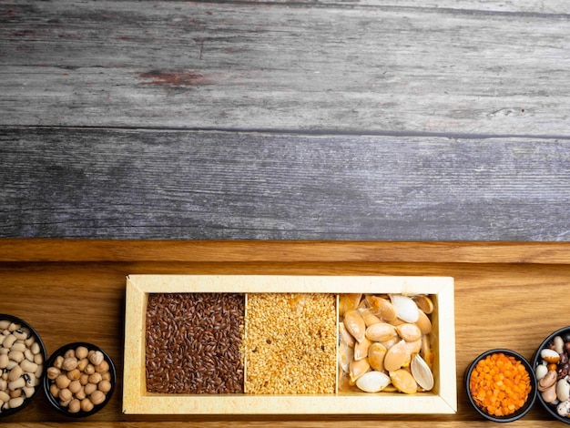 木製のテーブル マクロビオティック食品や健康食品の皿に豆の種レンズ豆エンドウ豆の種類