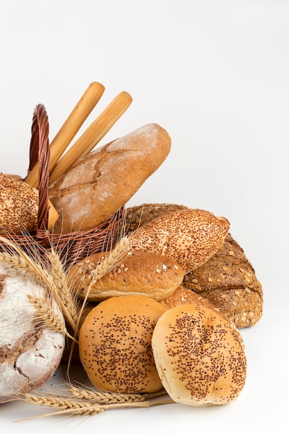 さまざまな種類のパンとロールパン。キッチンやベーカリーのポスター デザイン