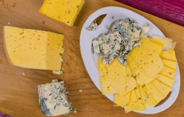 Различные виды сыра нарезанные