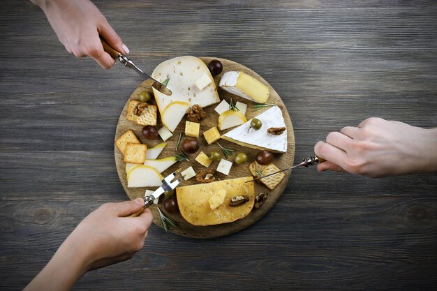 Foto diversi tipi di formaggio su fondo in legno