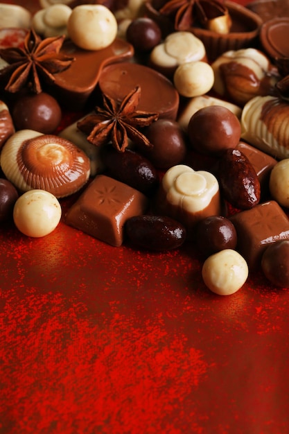 Различные виды шоколада на красном фоне