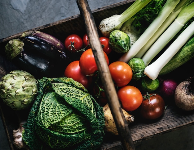 写真 木製のバケツで野菜の種類