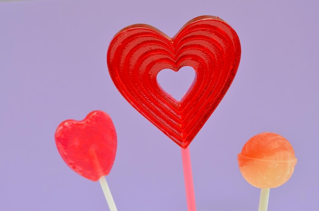 Photo different lollipops on a lilac background