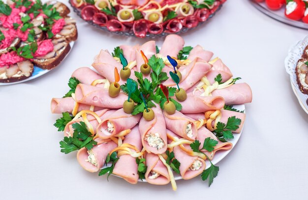 Photo different meals for the guests on banquet table. delicious dishes on the table in the restaurant. serving table for birthday or wedding.