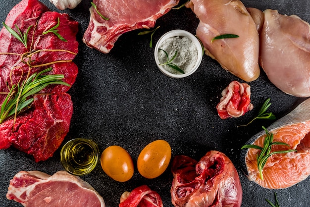 Diversi tipi di carne con erbe e olio