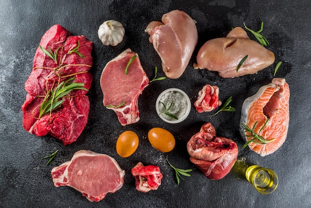 Diversi tipi di carne con erbe e olio