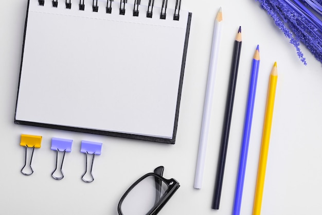 さまざまな事務用品 色付きのステッカー ノート ペン 鉛筆 定規 マーカー さまざまな学校のアイテム 重要な情報 机の上に置かれたアクセサリー