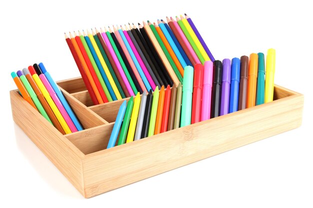 Различные карандаши в деревянном ящике, изолированные на белом фоне