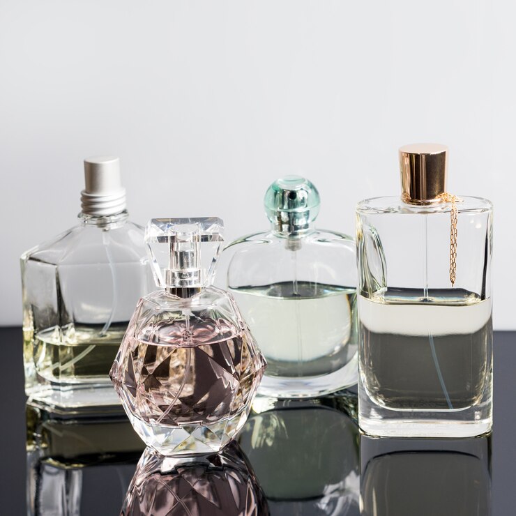 Photo different perfume bottles with reflections