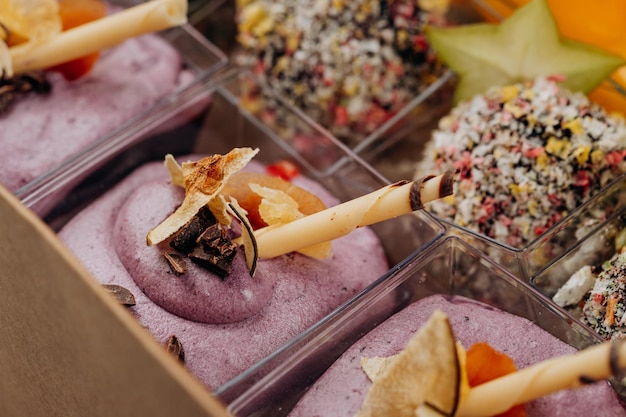 Diverse porzioni di dessert con gelatina e frutta in scatola sono pronte per la consegna