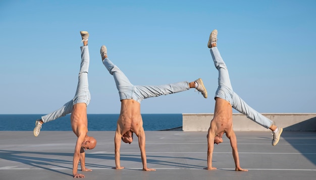 Foto diverse pose di una persona che balla