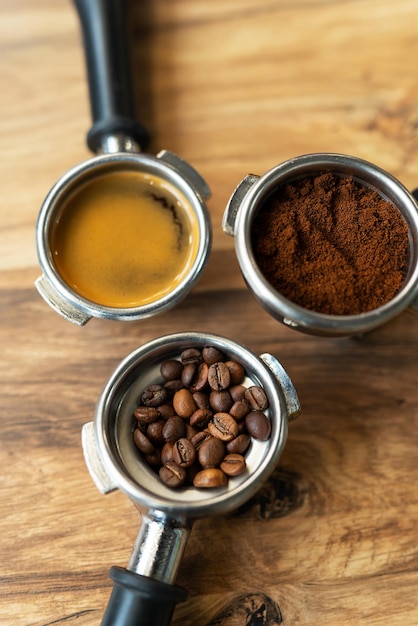 コーヒーショップでバリスタがコーヒーを準備するさまざまなプロセスコーヒー豆の挽いた準備ができているコーヒーアートのコンセプト上面図のクローズアップ