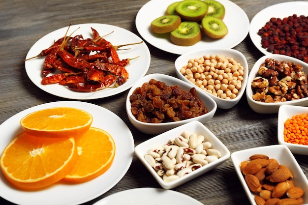 Фото Различные продукты на блюдцах на деревянном столе крупным планом