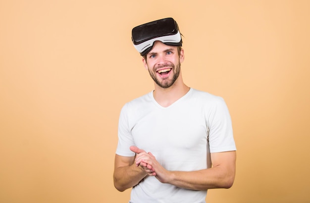 다른 현실 가상 현실 고글 현대 비즈니스 및 교육 디지털 미래 및 혁신 남자는 무선 VR 안경 헤드셋을 착용하고 프로그래밍 프로젝트 남자는 현대 기술을 사용합니다.